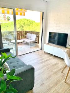 TV a/nebo společenská místnost v ubytování Little Beach Home