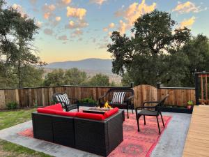 un patio con sofá, sillas y una hoguera en Yosemite Dreamin', en Oakhurst