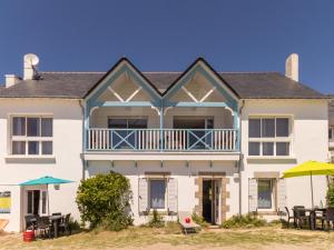 ein großes weißes Haus mit Balkon in der Unterkunft Appartement face à la plage avec cour commune, BBQ et wifi à Piriac-sur-Mer - FR-1-306-1188 in Piriac-sur-Mer