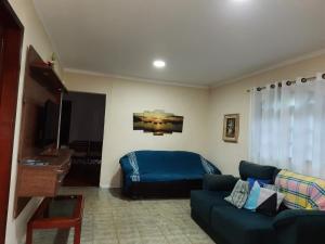 a living room with a couch and a bed at Casadateca in Praia Vermelha