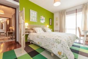 sypialnia z łóżkiem i zieloną ścianą w obiekcie Casa De Salgueiros w Porto