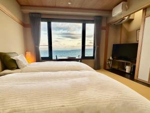 冰见市La se ri Resort and Stay的一间有两张床和一扇大窗户的大卧室