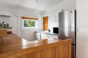 Η κουζίνα ή μικρή κουζίνα στο Tawatahi Cottage