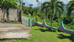 モンテゴ・ベイにあるJamaica Bnb Rentals ltdの丘の斜面にある柵