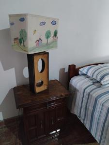 Un dormitorio con una cama y una mesita de noche con un diván. en CASA LICHIs, en Suchitoto 27 fotos más