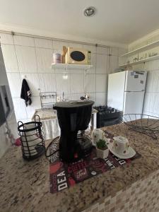 una cocina con encimera y fregadero. en Apartamento aconchegante no Recreio, en Río de Janeiro 7 fotos más