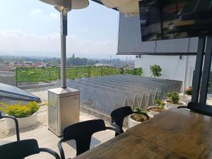 a table and chairs on top of a building at Encantador- Confortable Cerca Forum Majadas-Miraflores Apto A in El Rodeo