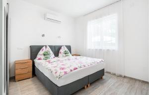 Postel nebo postele na pokoji v ubytování Cozy Apartment In Nedescina + 20 fotografií