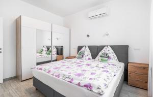 Postel nebo postele na pokoji v ubytování Cozy Apartment In Nedescina