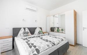 Postel nebo postele na pokoji v ubytování Cozy Apartment In Nedescina