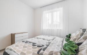 Postel nebo postele na pokoji v ubytování Cozy Apartment In Nedescina