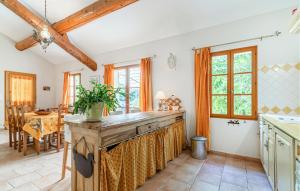 une cuisine avec un grand îlot en bois au milieu dans l'établissement Cozy Home In Pernes Les Fontaines, à Pernes-les-Fontaines 18 autres photos