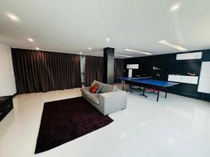 Ruang duduk di Sunrise Ocean Villa 20
