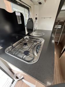 - cucina in un camper con piano cottura di Autocaravanmadrid a El Espinar Altre 11 foto