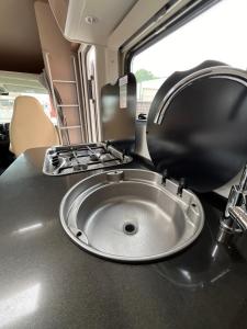 un bagno con lavandino in un camper di Autocaravanmadrid a El Espinar