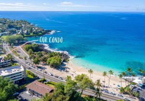 科纳Magic Sands Beach view, 2B2B, AC, Pool, Sleeps 6的海滩和海洋的鸟瞰图