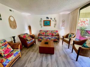 Magic Sands Beach view, 2B2B, AC, Pool, Sleeps 6的休息区