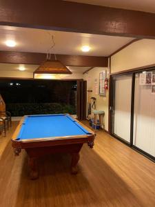 Magic Sands Beach view, 2B2B, AC, Pool, Sleeps 6内的一张台球桌