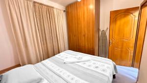 Postel nebo postele na pokoji v ubytování Kruja Retreat