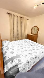 Postel nebo postele na pokoji v ubytování Kruja Retreat