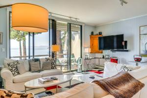 Μια τηλεόραση ή/και κέντρο ψυχαγωγίας στο Lake Tahoe Gem with Furnished Deck and Water Views!