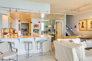 Η κουζίνα ή μικρή κουζίνα στο Lake Tahoe Gem with Furnished Deck and Water Views!