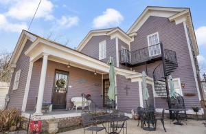 Casa morada con mesa y sillas en The Wynne House Inn, en Holly Springs