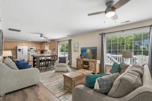 un soggiorno con due divani e una cucina di Beach House with Pool - North Myrtle Beach a Myrtle Beach