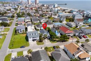una vista aerea di un quartiere residenziale con un cartello rosso di Beach House with Pool - North Myrtle Beach a Myrtle Beach
