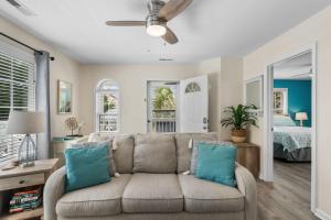 un soggiorno con un divano e un letto di Beach House with Pool - North Myrtle Beach a Myrtle Beach