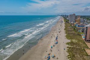 una vista dall'alto di una spiaggia con persone e l'oceano di Beach House with Pool - North Myrtle Beach a Myrtle Beach