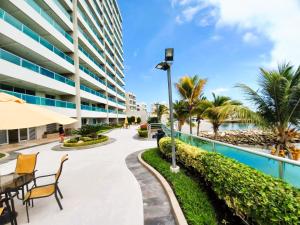 Piscina de la sau aproape de Apartamento de Lujo con playa privada Condominio Torre Marina