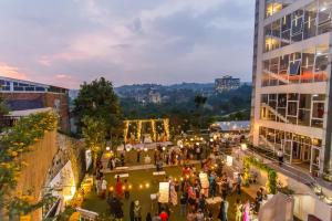 una vista aérea de una multitud de personas caminando por una ciudad en Clove Hotel Bandung, en Bandung 80 fotos más