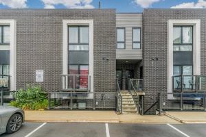 ナイアガラ・フォールズにあるVibrant 2BR Gateway with Free Parking & 7 Mins to the Fallsのレンガ造りの建物の前の空の駐車場
