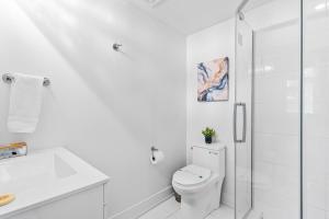 ナイアガラ・フォールズにあるVibrant 2BR Gateway with Free Parking & 7 Mins to the Fallsのトイレとシャワー付きの白いバスルーム +25枚の写真