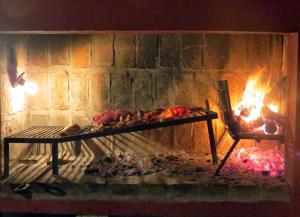 einen gemauerten Kamin mit einer Bank davor in der Unterkunft Mucho cielo y mucho mar in Punta Colorada