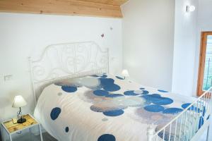 um quarto com uma cama com um edredão azul e branco em B&B Cuor Di Lavanda em Cannara