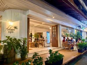 曼谷Unplugged @ Bangrak的一群人坐在餐厅外面