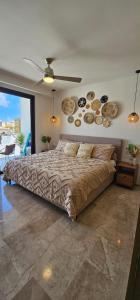 Rúm í herbergi á Boho Beach Escape