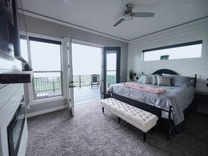 Katil atau katil-katil dalam bilik di Paradise View Lodge - Amazing Lake Views, Playroom, Pool, HotTub! +70 gambar