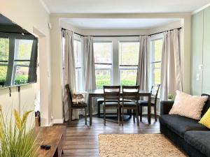 a living room with a table and a couch at Modern Deluxe Kitchen, King Bed, Laundry, DT Renton close to Valley Med & SeaTac in Renton