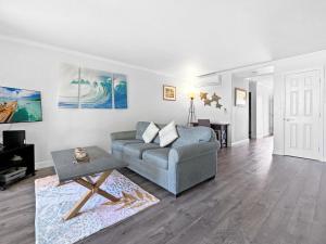 Χώρος καθιστικού στο Kuhio Shores- Oceanfront, AC, Ground Floor