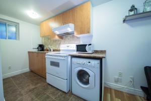 a kitchen with a washing machine and a microwave at Le 2662 Charlemagne in Montreal