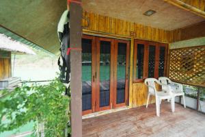 Balkón nebo terasa v ubytování PraiwanRaftHouse แพไพรวัลย์