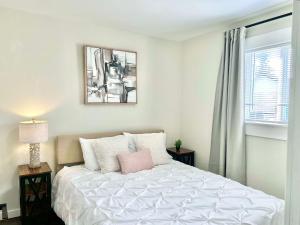 a bedroom with a white bed and a window at Modern Deluxe Kitchen, King Bed, Laundry, DT Renton close to Valley Med & SeaTac in Renton