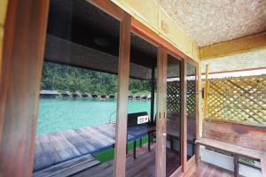 Habitación con vistas al agua desde una casa en PraiwanRaftHouse แพไพรวัลย์, en Ban Wang Khon