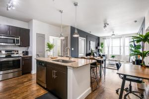 Dapur atau dapur kecil di Stylish 2B2B Near Toyota HQ The Star Legacy West 2359