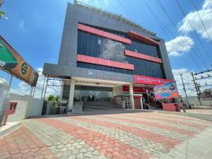ein Gebäude mit der darauf gemalten amerikanischen Flagge in der Unterkunft Heritage Residency By Lemongrove Hospitality in Madurai