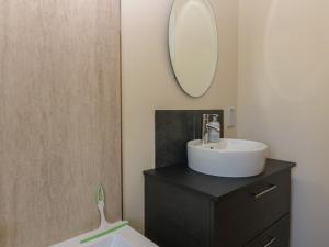 un bagno con lavandino e specchio di Berg Cottage a Ballindalloch Altre 36 foto