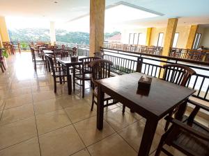 Restoran või mõni muu söögikoht majutusasutuses Grande Hotel Lampung Powered by Archipelago